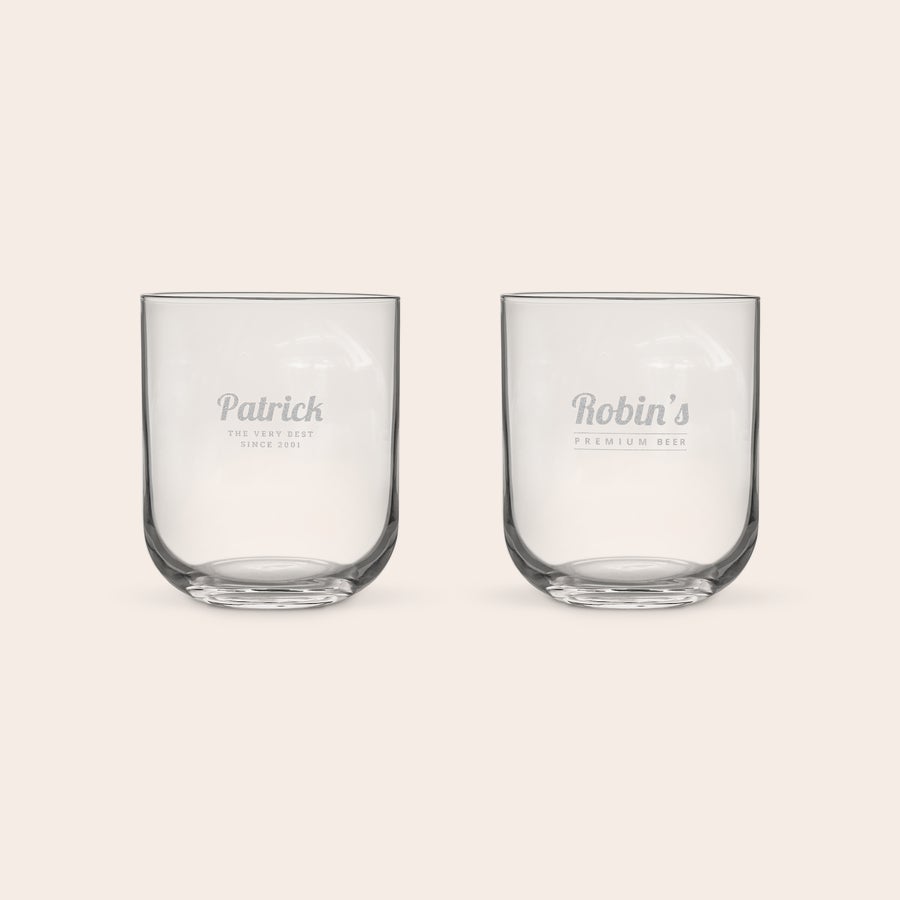 Vandglas To graverede, personlige vandglas med navn og tekst, ét med teksten "Patrick" og ét med "Robin's" indgraveret.