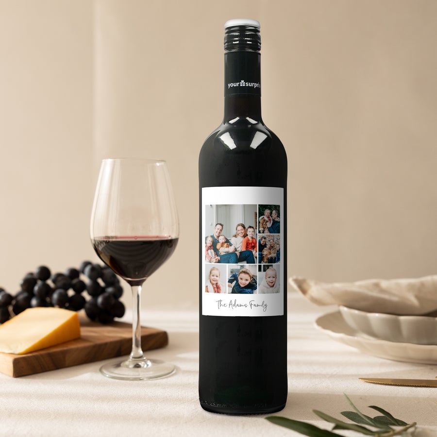 Personalizované víno - Maison de la Surprise Cabernet Sauvignon Láhev červeného vína s personalizovaným štítkem s fotografií rodiny a nápisem The Adams Family.