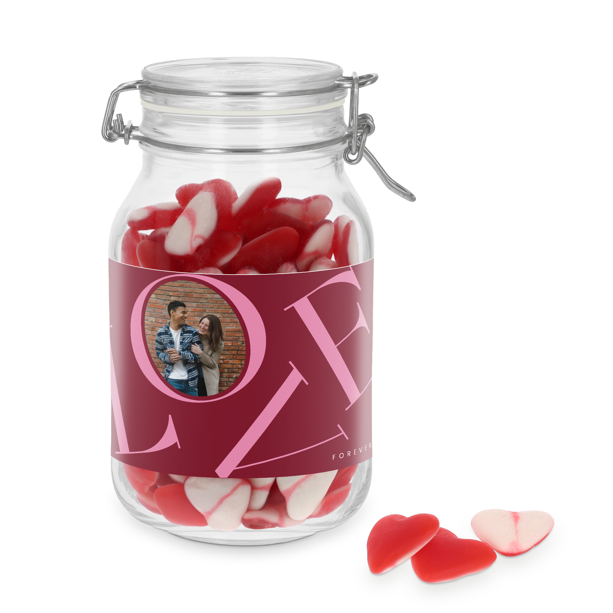 Bocal à bonbons personnalisé avec des cœurs rouges et blancs, étiquette imprimée avec une photo d'un couple et le mot LOVE.