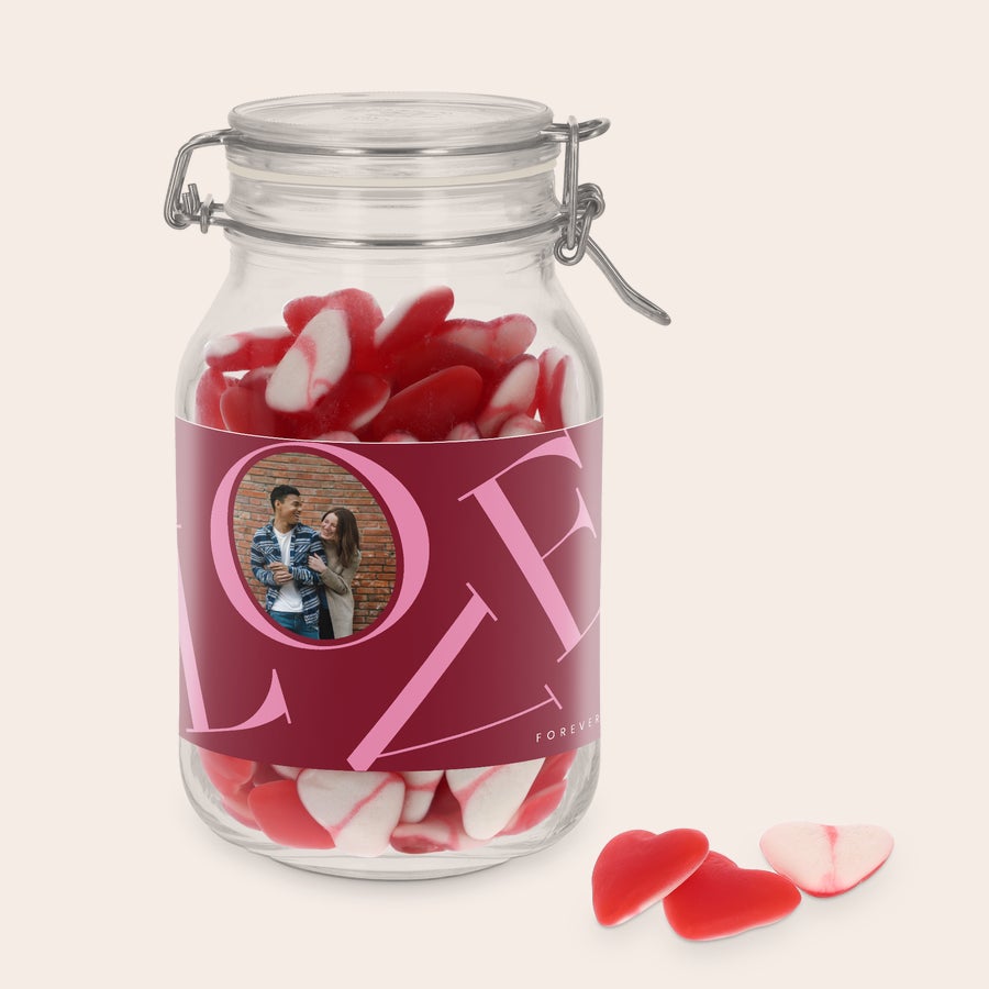 Snoeppot bedrukken Bedrukte snoeppot met hartjes, een foto en de tekst LOVE FOREVER, gevuld met rood-witte hartjes.