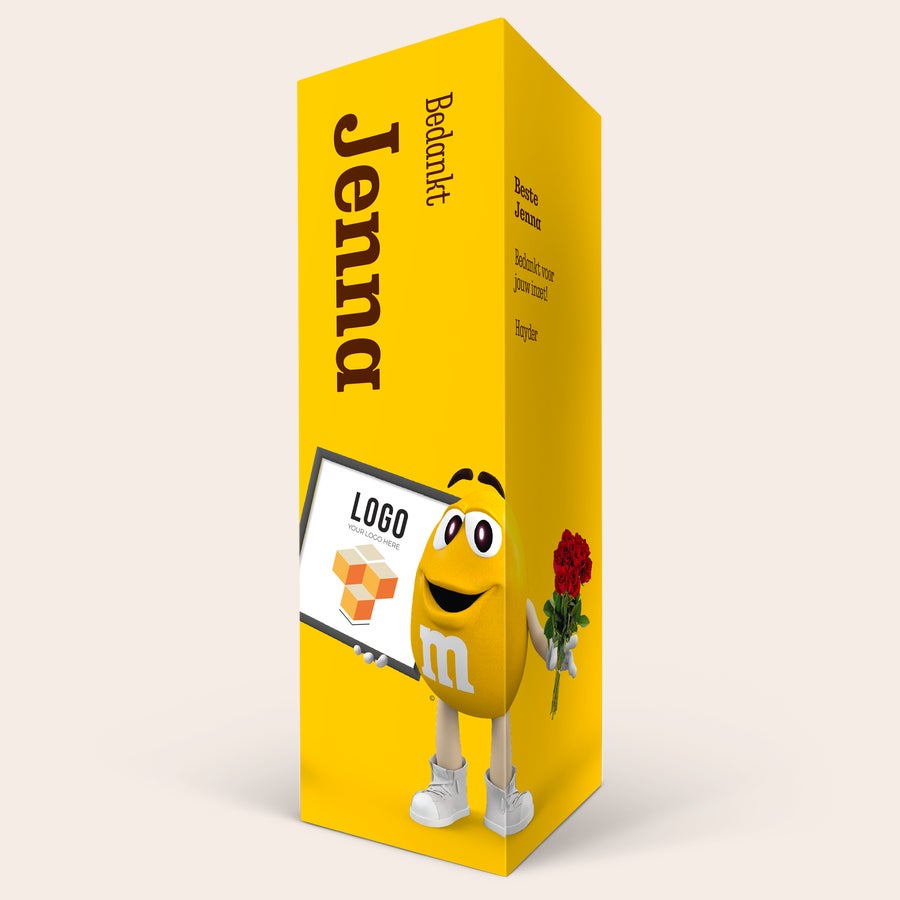 Gepersonaliseerd M&M's cadeaupakket Gepersonaliseerd M&M's cadeaupakket, bedrukt met de naam Jenna, een logo en een M&M's karakter met rozen