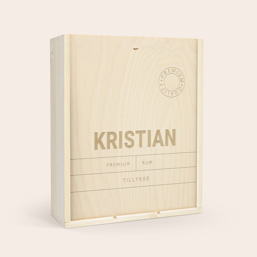 Træ vinkasse med personlig gravering Personlig vin trækasse i lyst træ, indgraveret med navnet KRISTIAN og teksten TILLYKKE.
