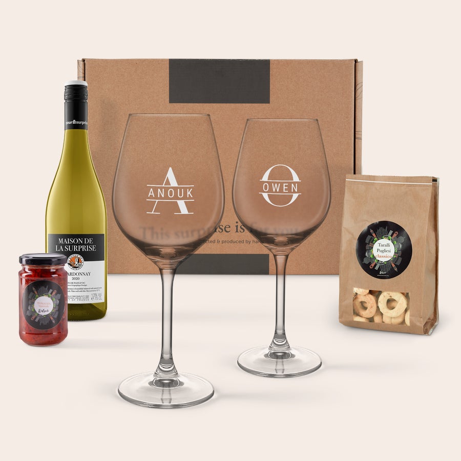 Scatola Regalo con Vino e Bicchieri Incisi Scatola aperitivo festivo con vino bianco e bicchieri da vino personalizzati incisi con i nomi Anouk e Owen, tapenade e taralli.