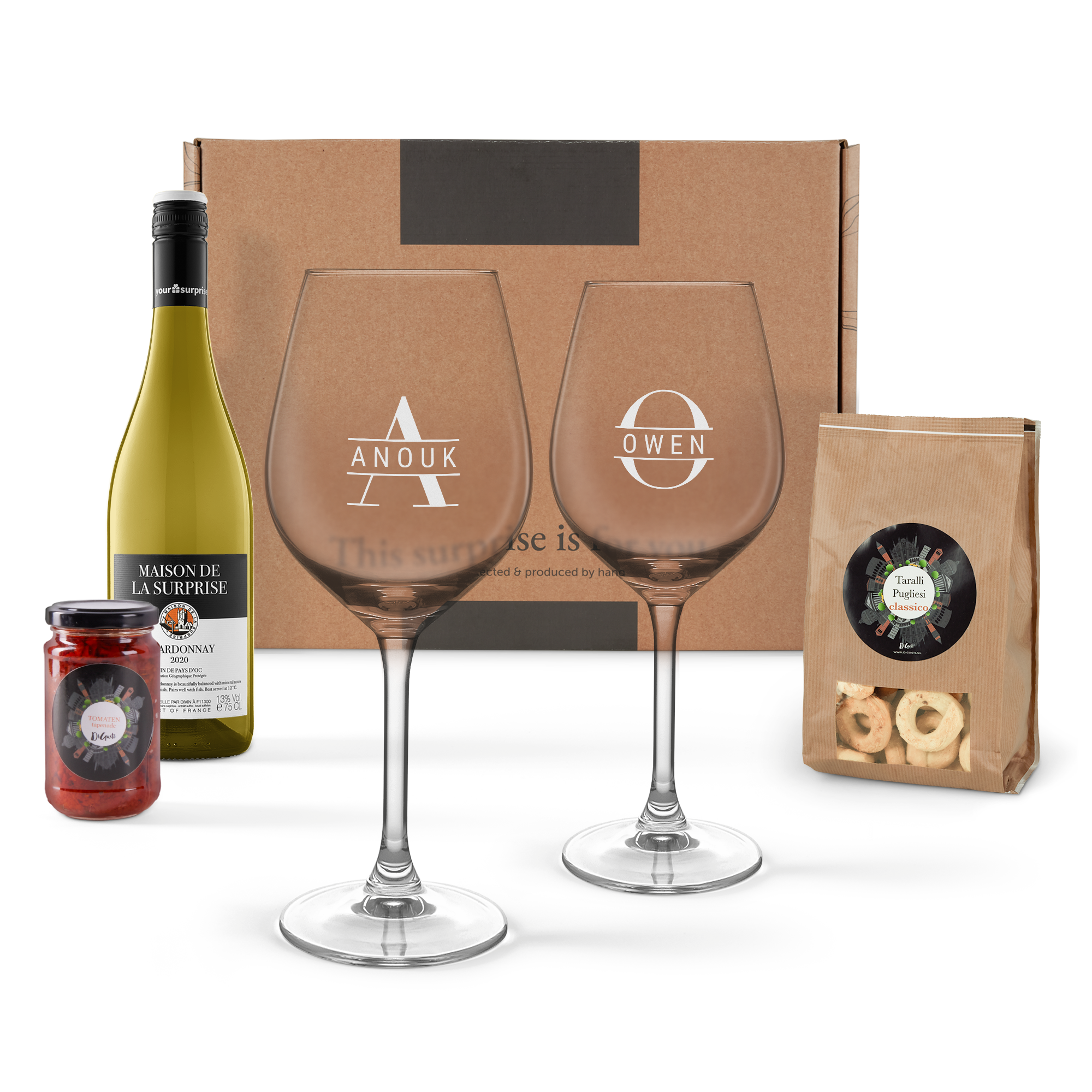 Set de regalo personalizado de vino y aperitivos con copas grabadas con los nombres Anouk y Owen, botella de vino, tapenade y galletas.