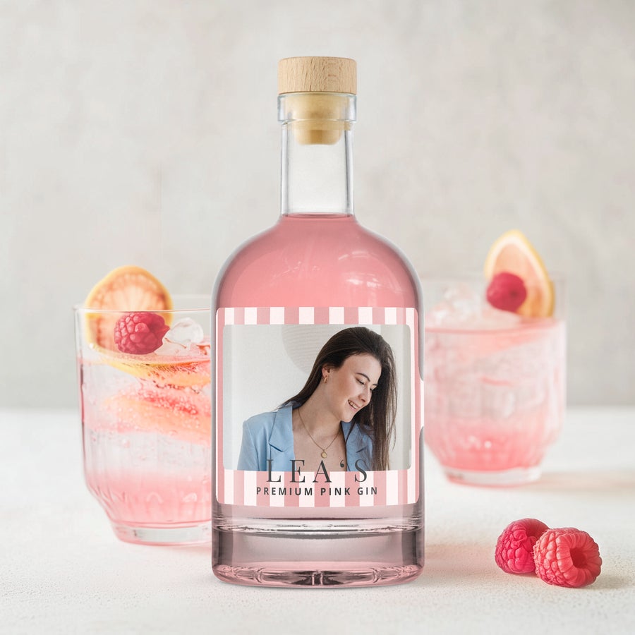 Gin rose personnalisé Bouteille de pink gin avec étiquette personnalisée imprimée d’une photo et du texte LEA’S PREMIUM PINK GIN