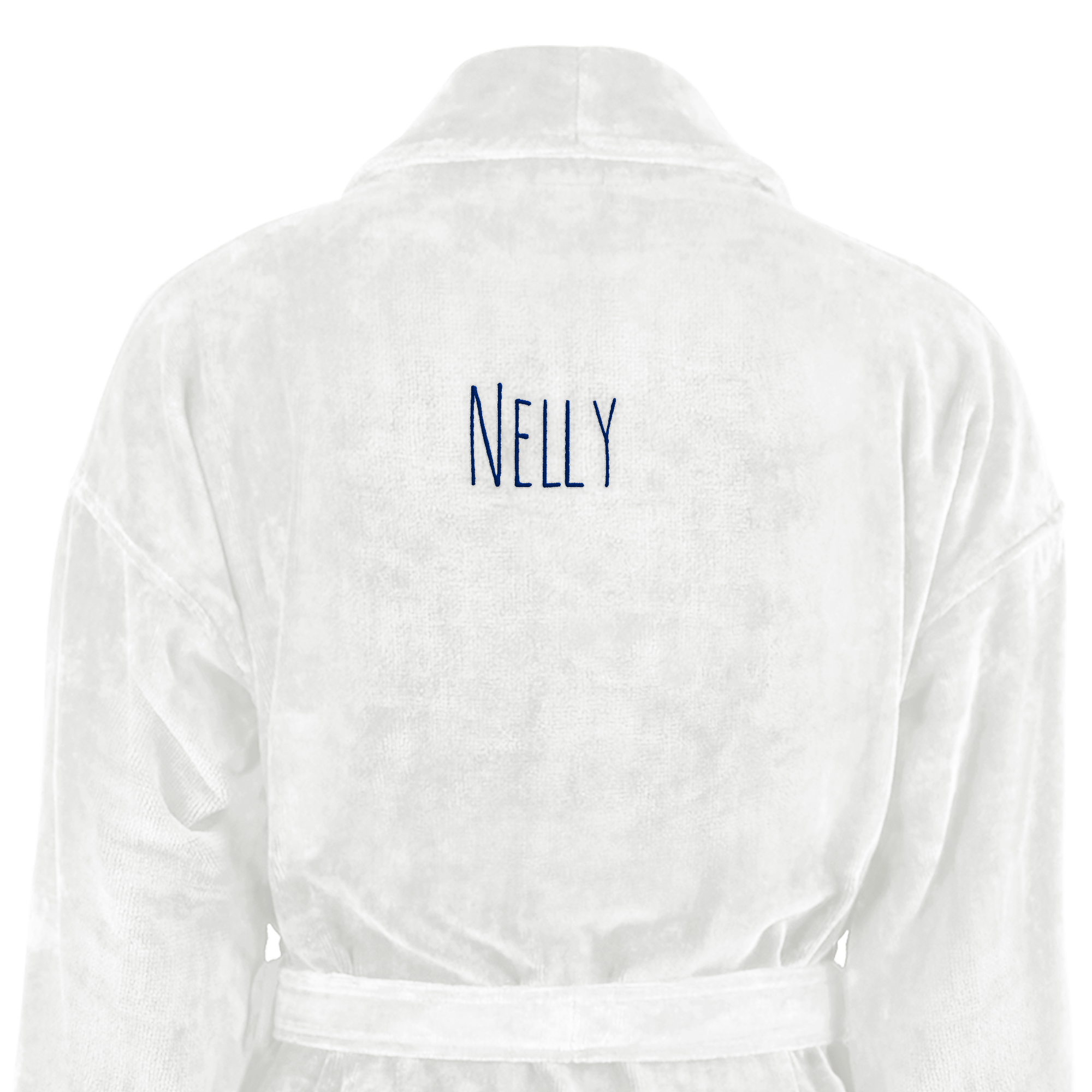 Mjuk vit badrock med namnet NELLY broderat i blått. Ge en personlig badrock broderad med egen text.