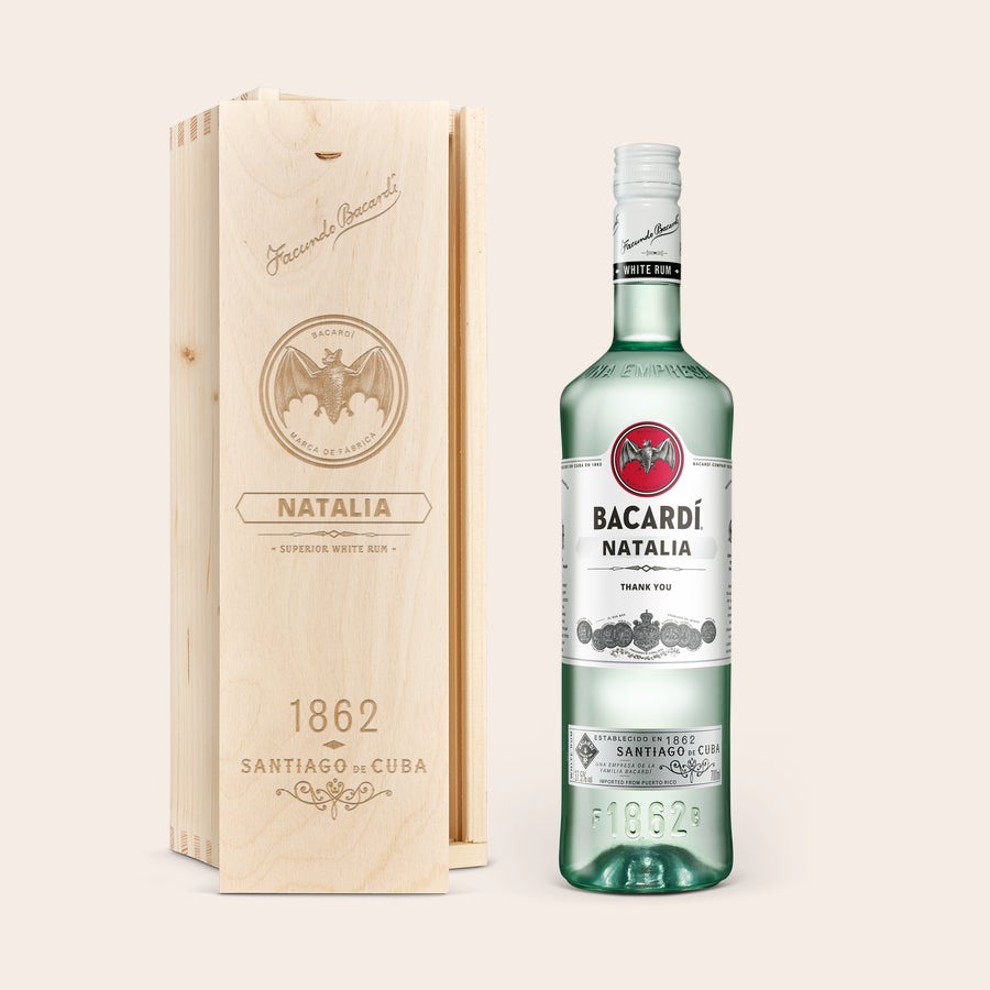 Personalizovaný rum Bacardi Fľaša Bacardi Carta Blanca s personalizovanou etiketou menom Natalia v drevenej darčekovej kazete.