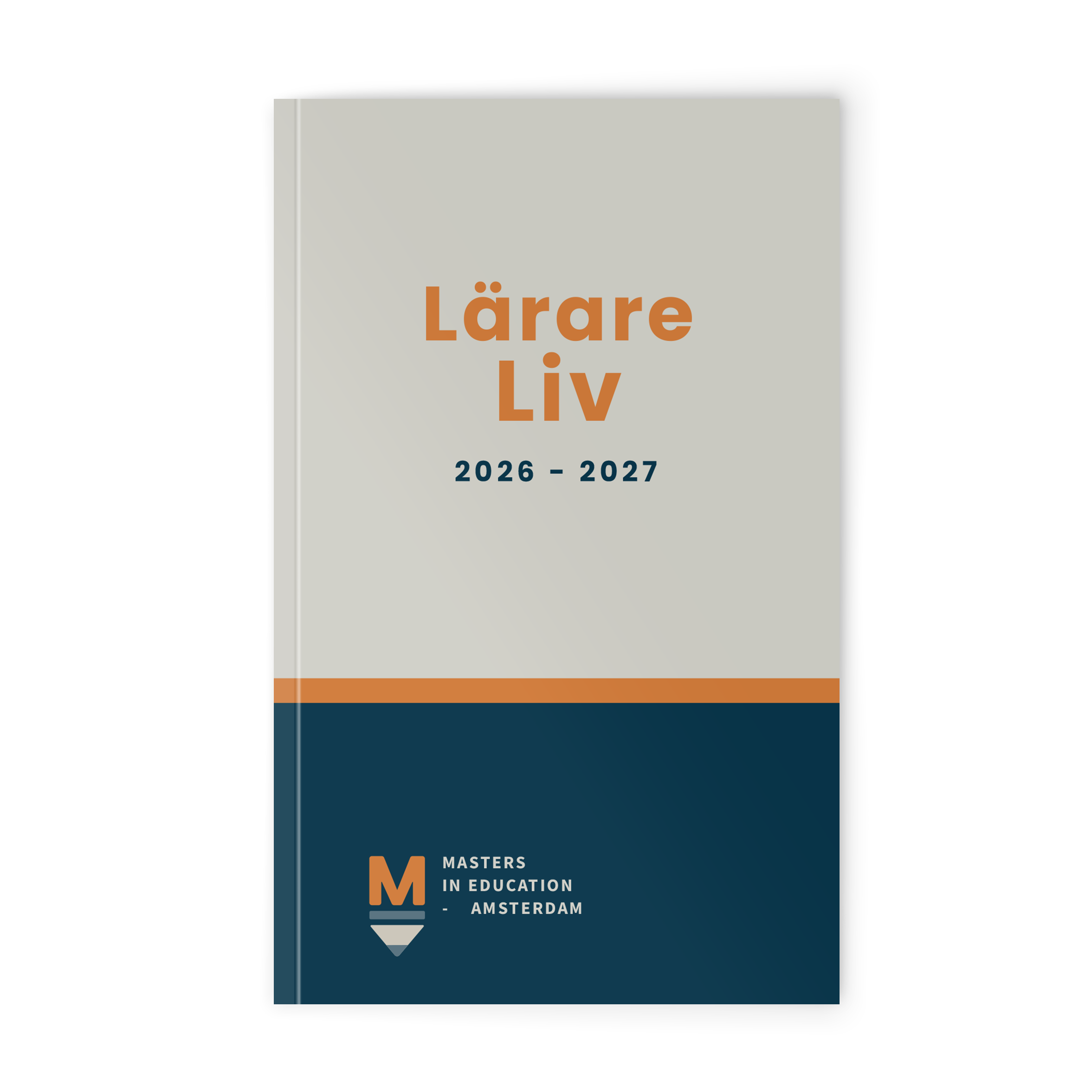 Gör din egen skolkalender 2026/2027 softcover, vit med texten "Lärare Liv 2026-2027" och blå nedre del med texten "Masters in Education Amsterdam". Personlig kalender med tryckt omslag.