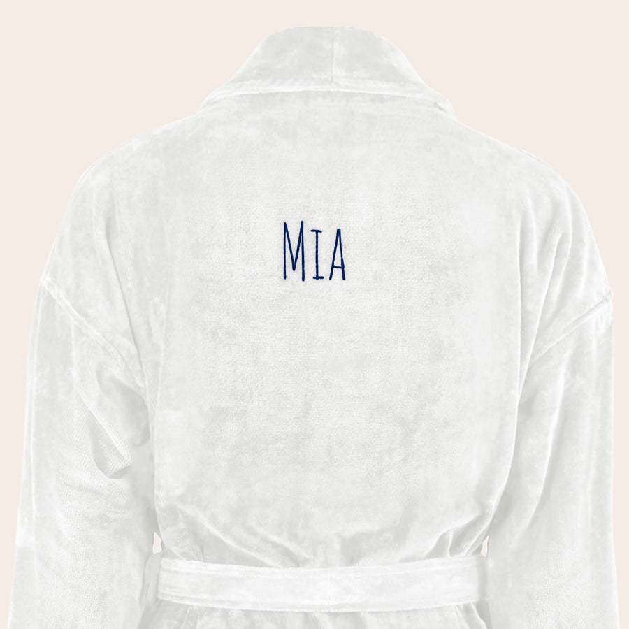 Dame Badekåbe med navn Hvid luksus morgenkåbe til damer med navnet MIA broderet i mørkeblå på ryggen