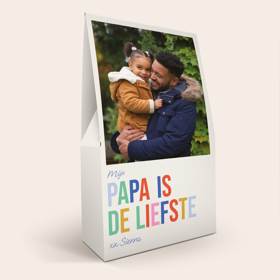 XL M&M's box personaliseren - 6 zakjes (714 gram) XL M&M's chocolade giftbox met foto van een vader en dochter, bedrukt met de tekst 'Mijn PAPA IS DE LIEFSTE' en 'xx Sienna'.