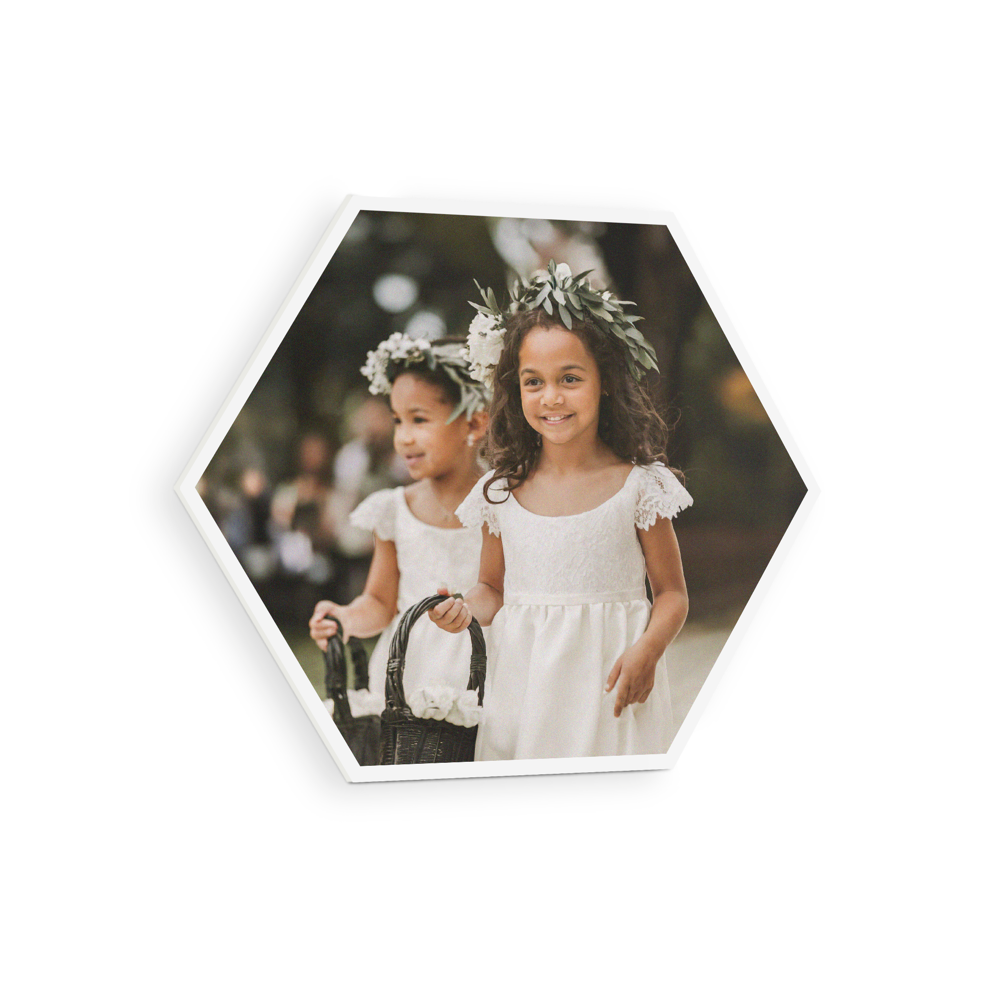 Panel de arte mural de madera hexagonal con foto impresa de dos niñas sonrientes en vestidos blancos, ideal para decora tu pared.