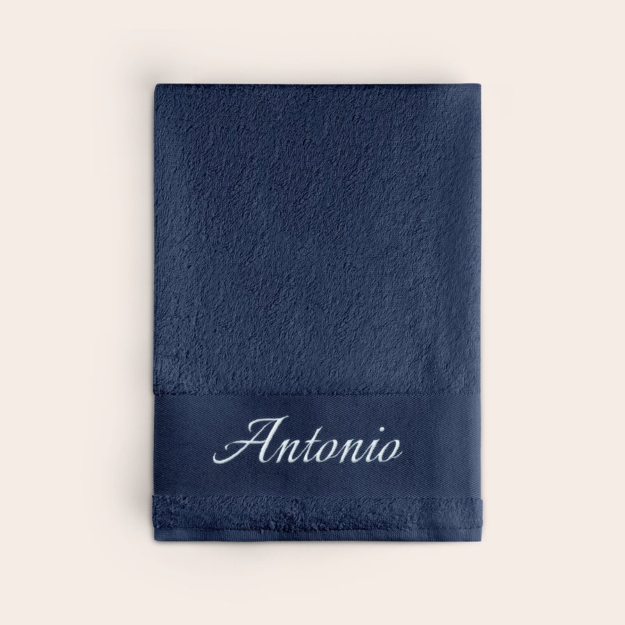 Toalla con texto Toalla personalizada bordada en azul marino con el nombre Antonio en blanco para un toque único.