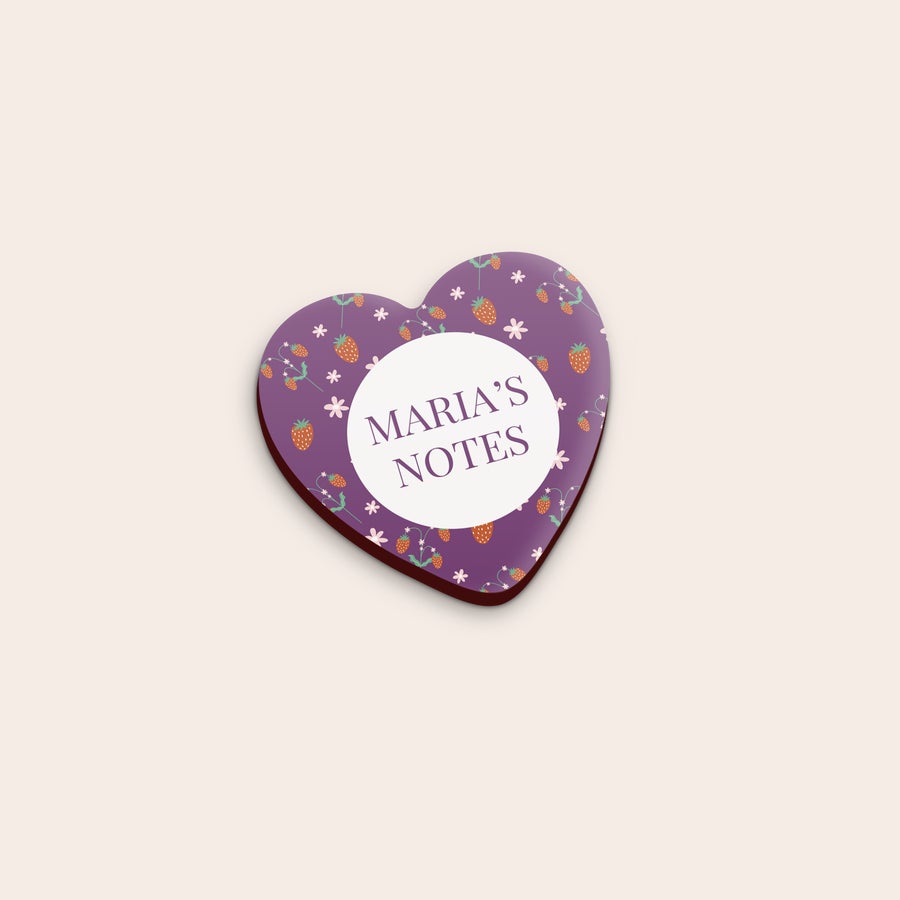 Calamite con Foto Calamita a forma di cuore con sfondo viola, stampata con un motivo a fragole e la scritta MARIA'S NOTES al centro per rendere la vita più divertente con la calamita personalizzata.