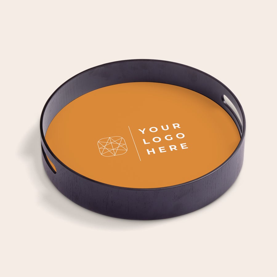 Tarjotin painatuksella - pyöreä Musta puinen pyöreä tarjotin, jonka oranssilla pohjalla on "YOUR LOGO HERE" -teksti ja painettu kuvakuvio. Tarjoile maistuvia herkkuja persoonalliselta pyöreältä tarjottimelta.