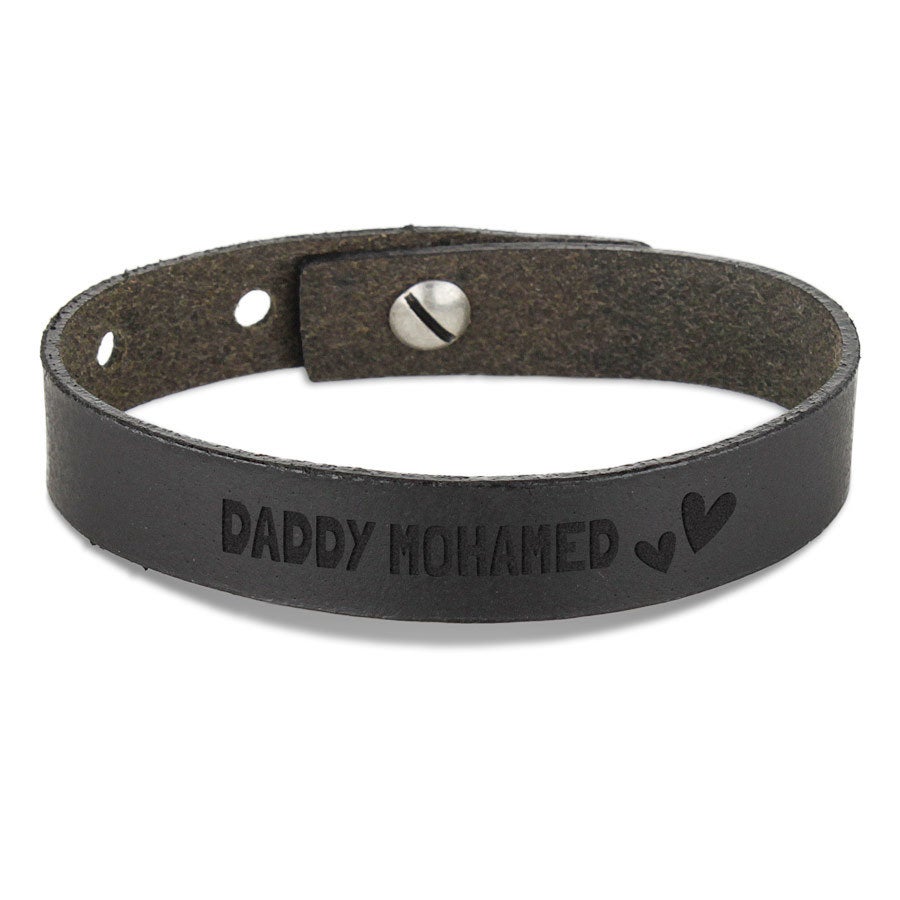 Férfi karkötő metszettel fekete bőrből, "DADDY MOHAMED" felirattal és két szívvel gravírozva