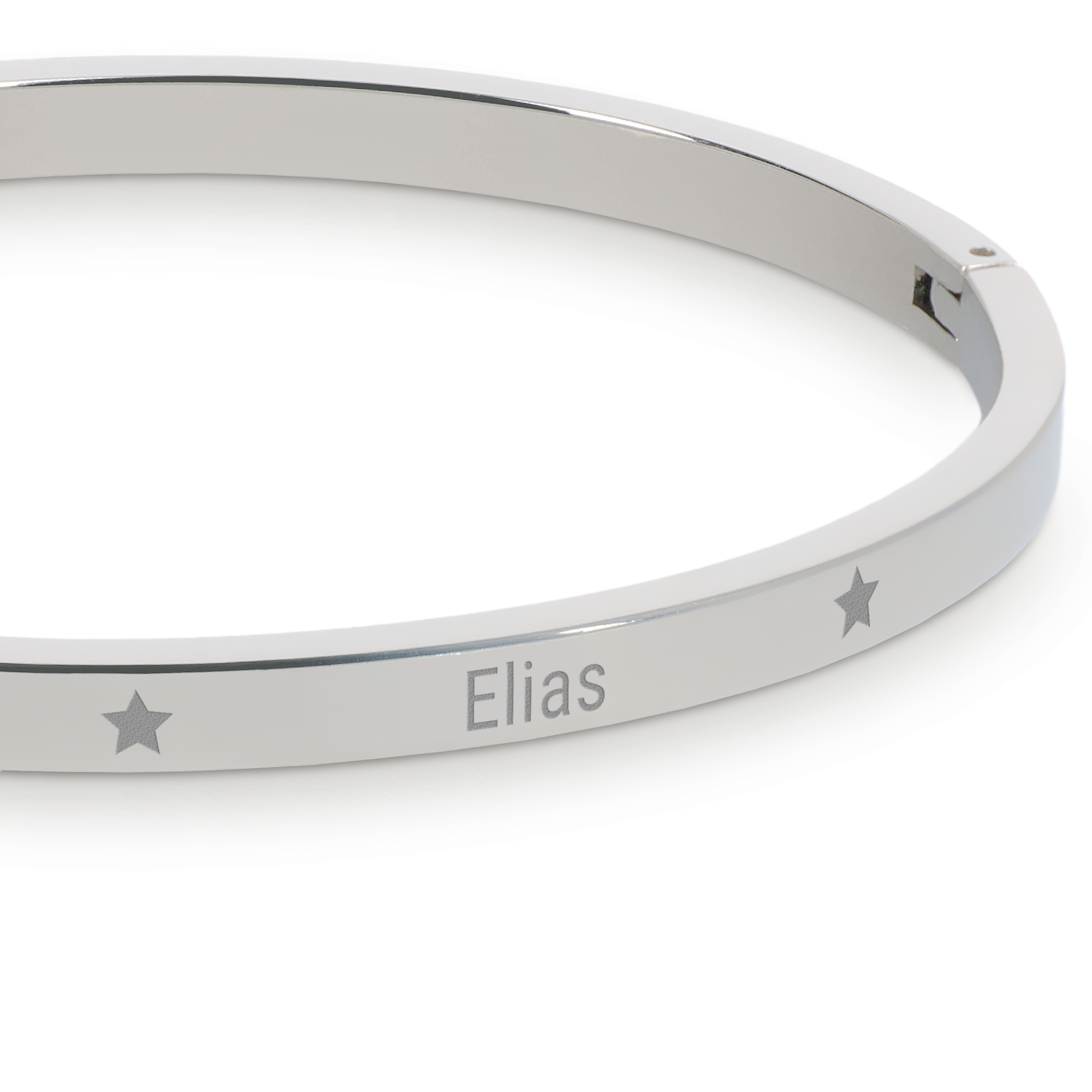 Zilverkleurige bangle armband met naam Elias en sterren, gegraveerd voor een persoonlijk cadeau.