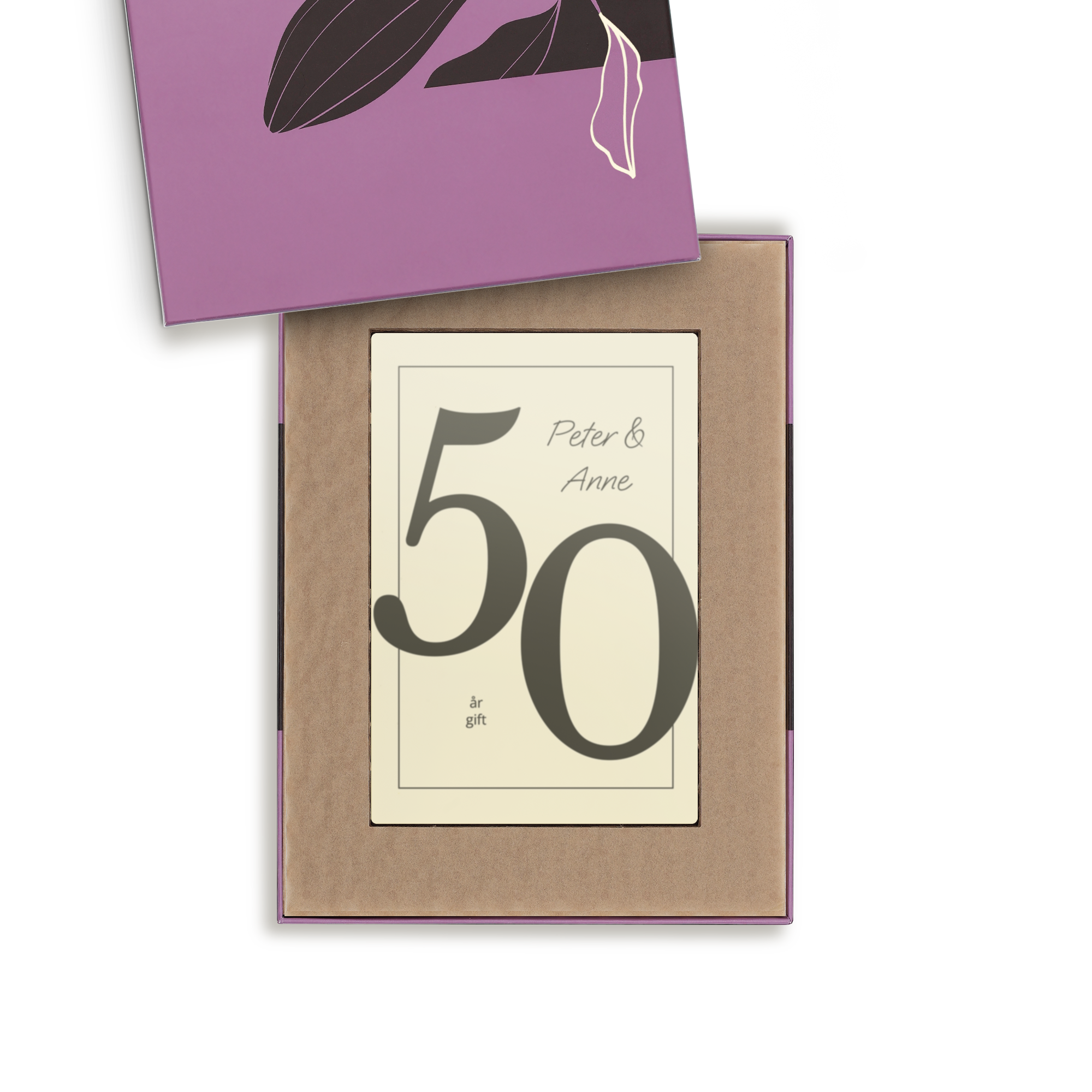 Et personligt chokoladebrev med "Peter & Anne", "50" og "år gift" spiseligt printet på hvid chokolade i en gaveæske