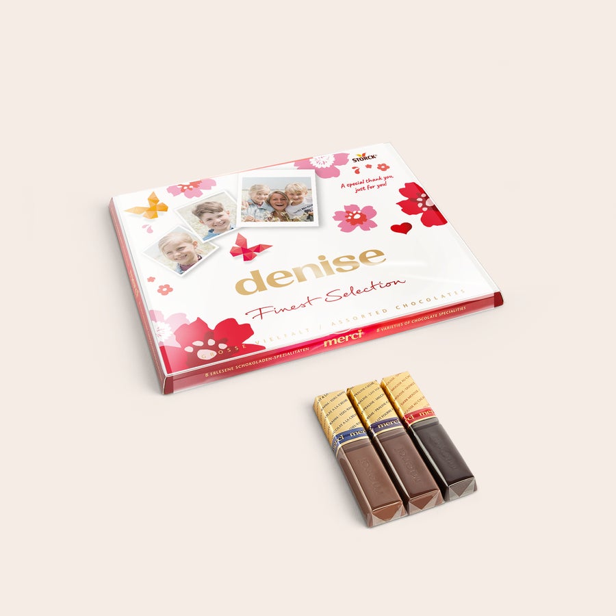 Merci Chokolade med personligt kort Hvem overrasker du med en Merci chokolade gaveæske med personligt kort "Denise" med et foto og lyserøde blomster