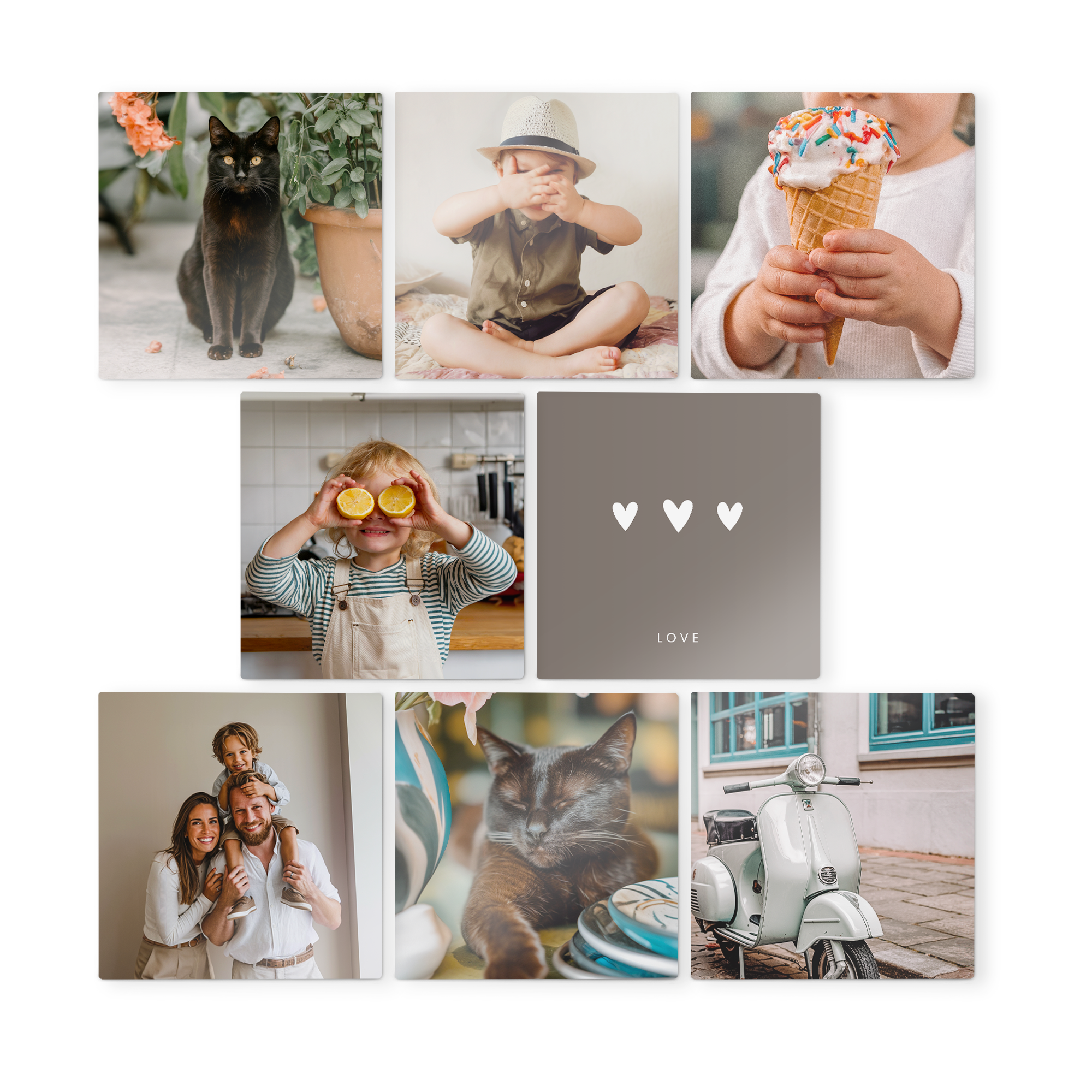 Dřevěné nástěnné panely s vytištěnými fotografiemi černých koček, rodiny, dítěte a skútrů, a jeden panel s nápisem LOVE. Ozdobte si zeď dřevěnými nástěnnými panely s vaším vlastním designem.