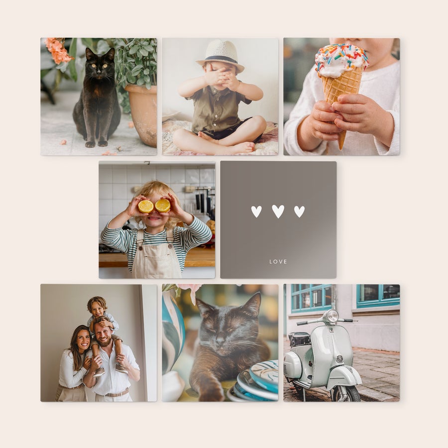 Personalizovaný nástěnný panel Dřevěné nástěnné panely s vytištěnými fotografiemi černých koček, rodiny, dítěte a skútrů, a jeden panel s nápisem LOVE. Ozdobte si zeď dřevěnými nástěnnými panely s vaším vlastním designem.