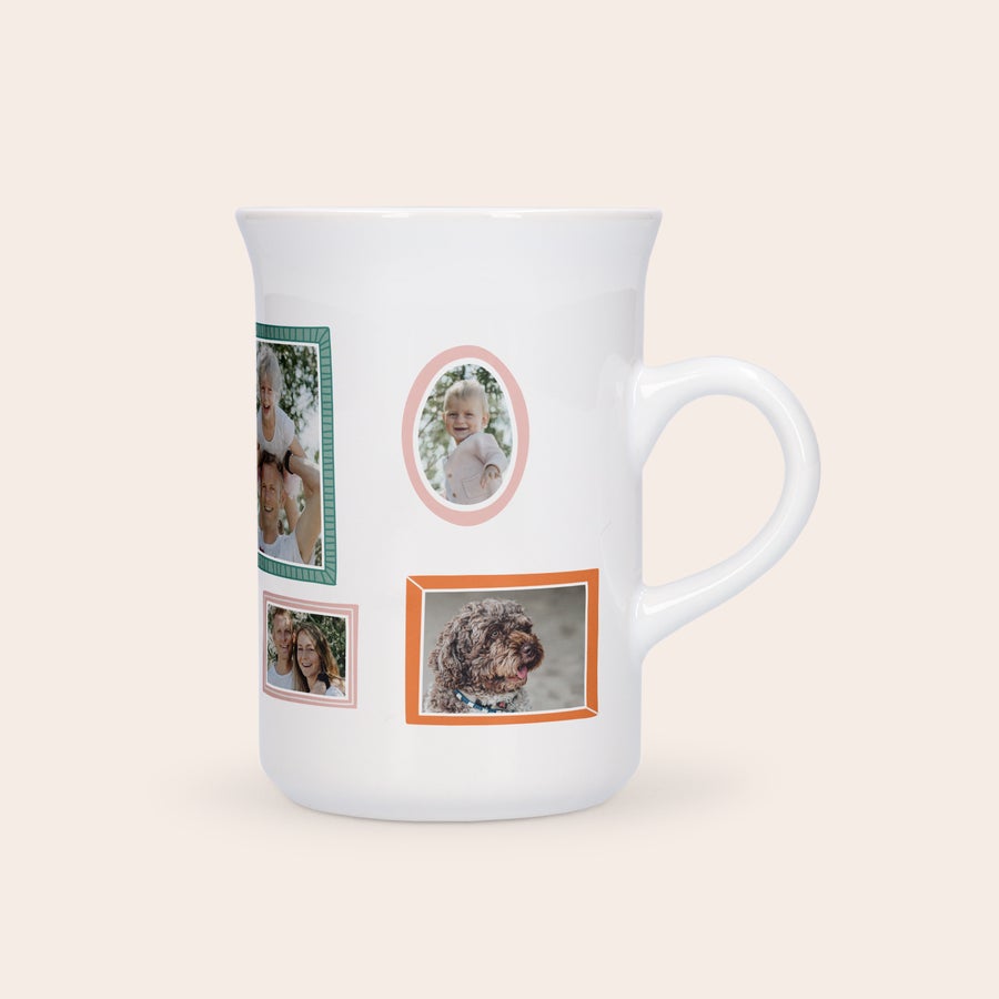 Personlig krus til te Rundt hvidt krus med personligt fototryk af en familie, baby og hund, klar til at drikke din yndlingsdrik af.