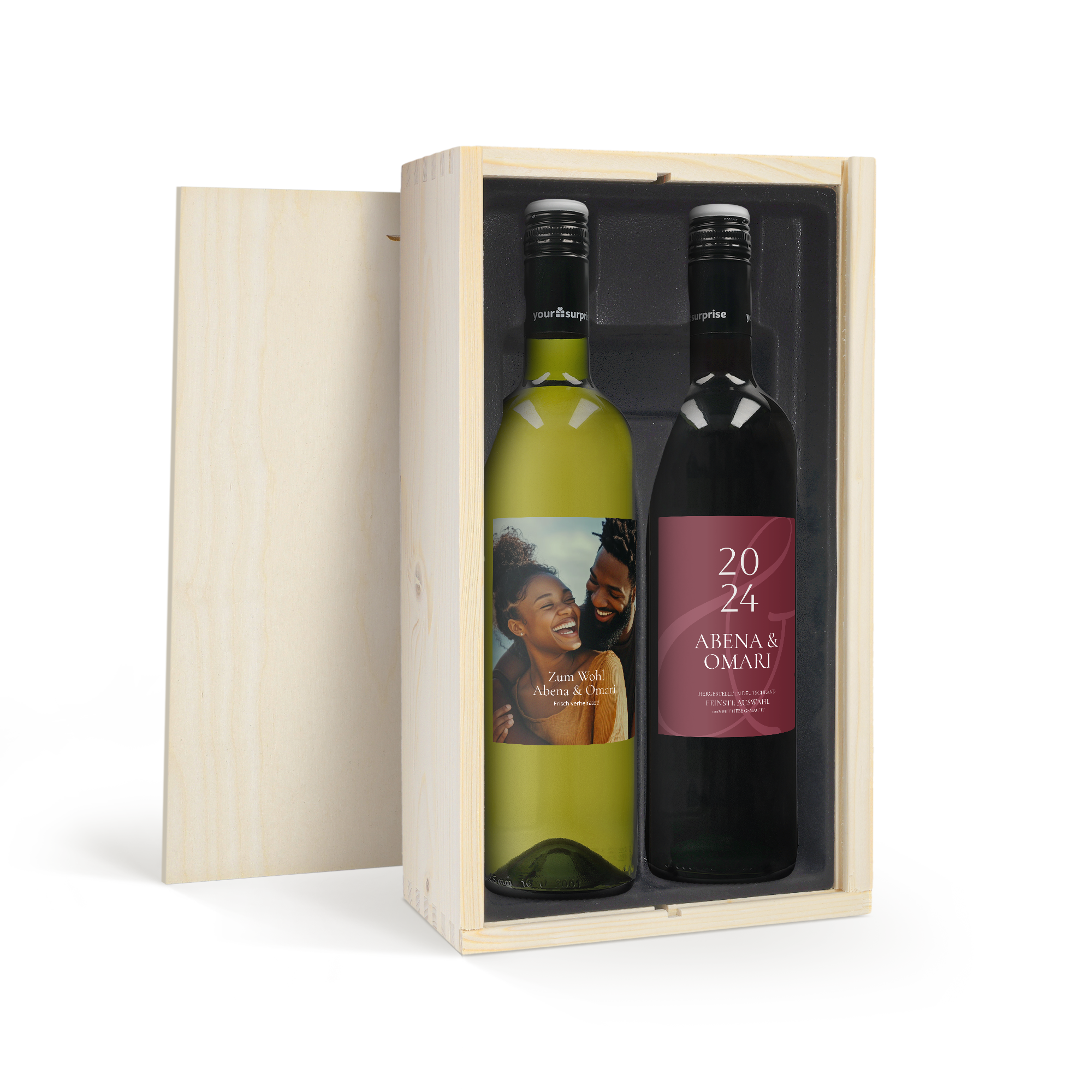 Weinpaket Maison de la Surprise mit personalisiertem Etikett: Sauvignon Blanc Flasche bedruckt mit Pärchenfoto und Merlot Flasche mit Namen und Jahr 2024.