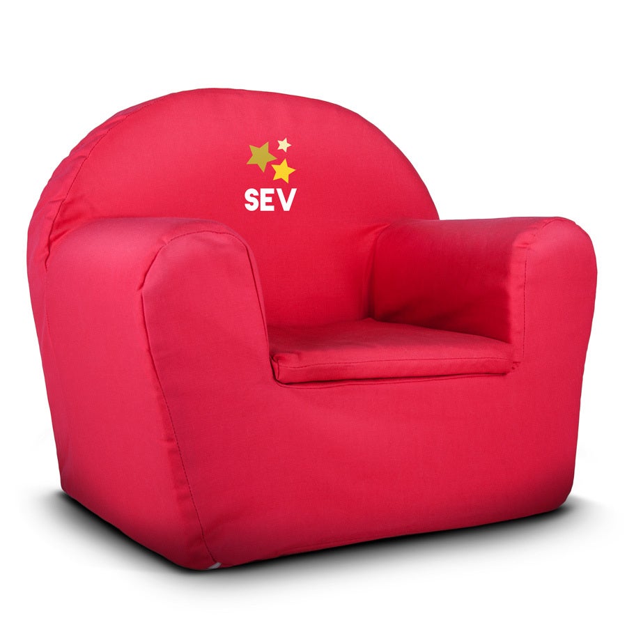 Scaun roșu pentru copii, personalizat prin imprimare cu numele SEV și steluțe galbene.