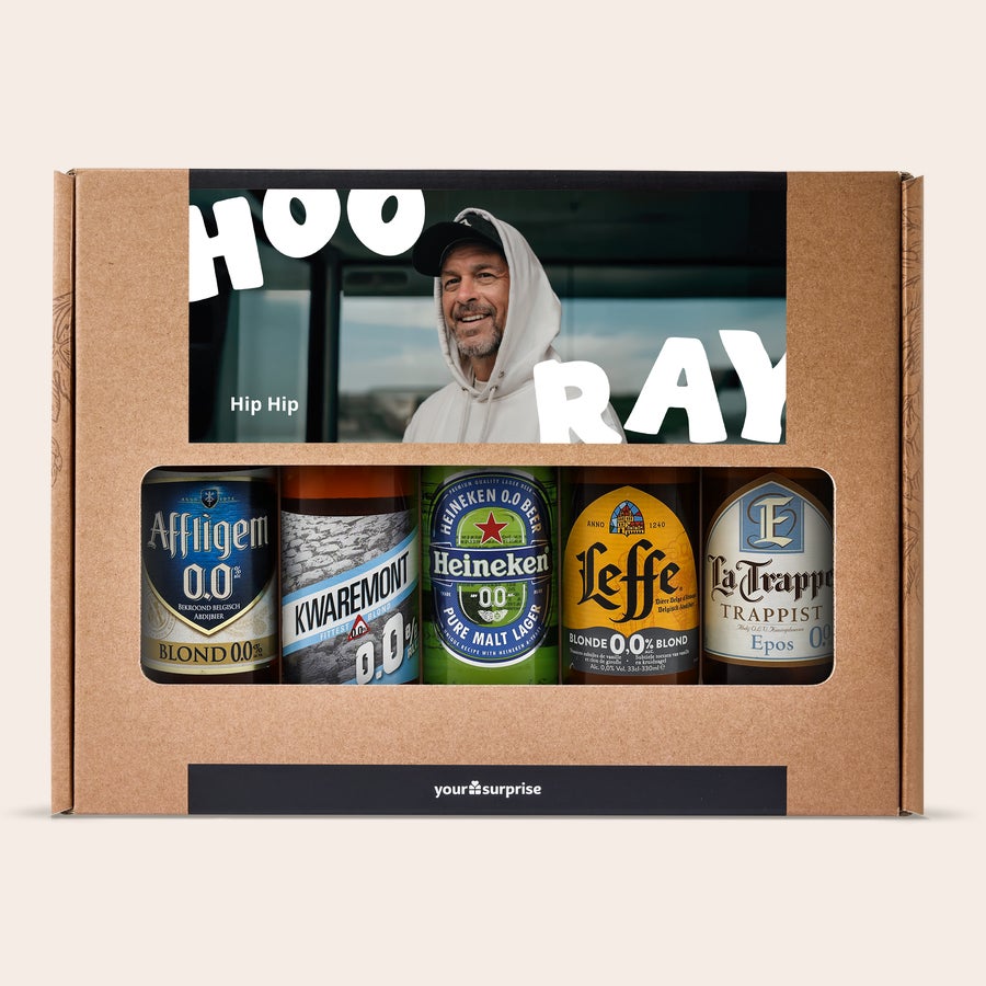 Set Personalizzato Regalo di Birre Scatola regalo personalizzata con birre analcoliche, con foto stampata di un uomo sorridente e le scritte Hip Hip Hooray e 5 birre in lattina