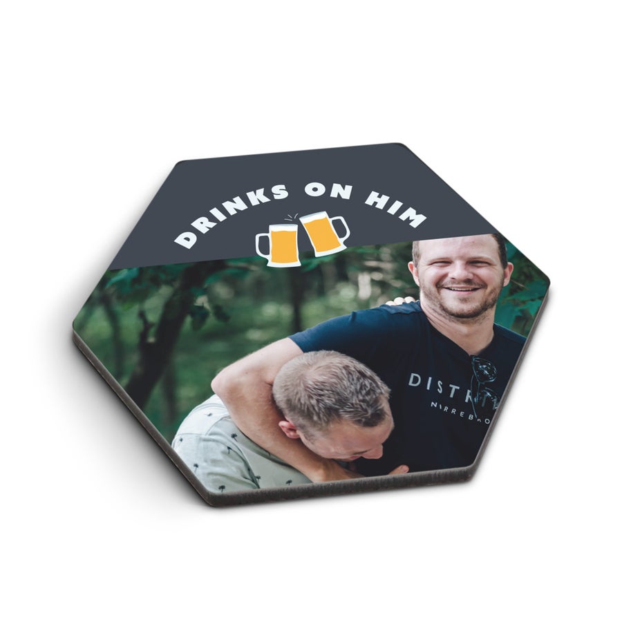 Sechseckiger Untersetzer, bedruckt mit einem Foto von zwei lachenden Männern und dem Text "DRINKS ON HIM" für personalisierte Untersetzer.