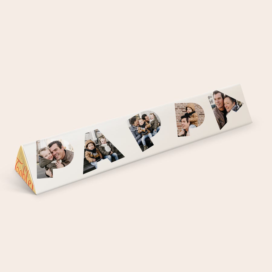 Toblerone med navn Den personlige tilpassede Toblerone-sjokoladen med trykte bilder som staver PAPI og egen tekst