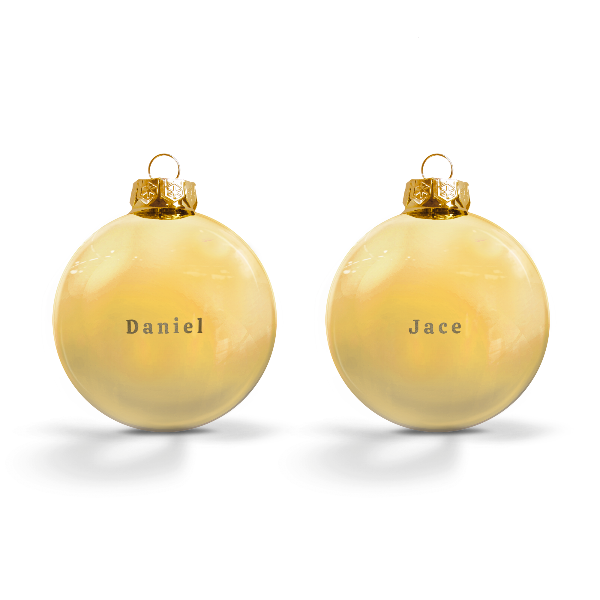 To gullfargede julekuler i glass, inngravert med navnene Daniel og Jace, for et personlig juletre.