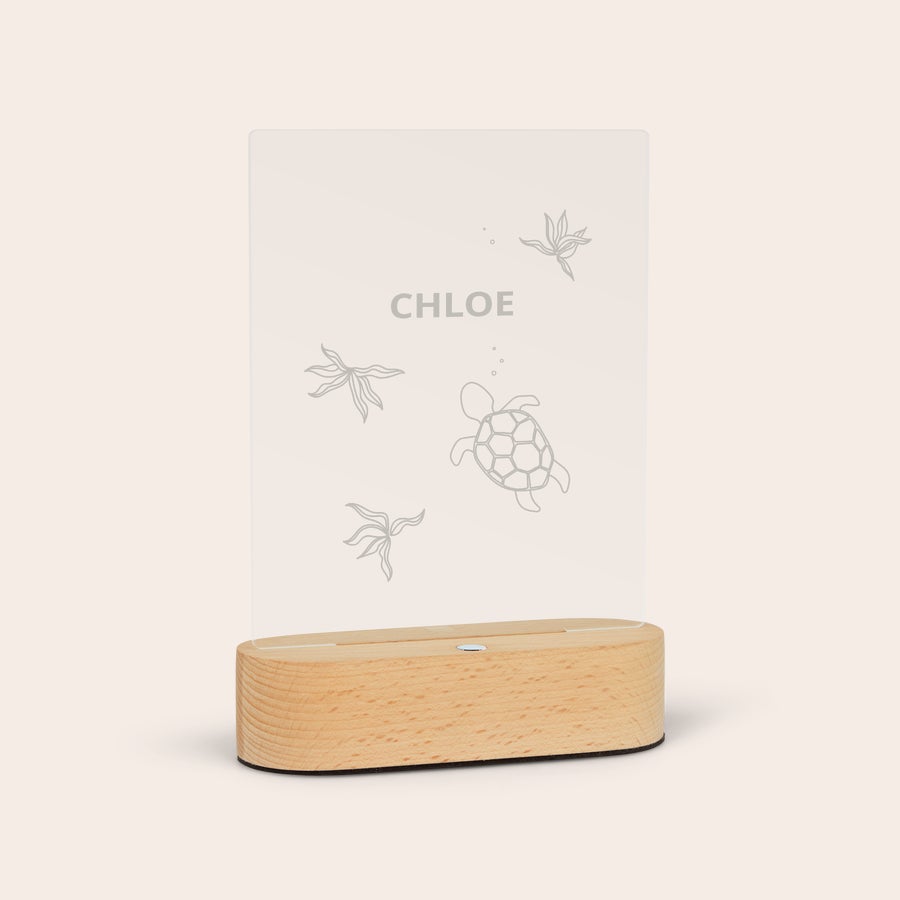 Lumină acrilică cu suport Lumină LED personalizată, gravată cu numele Chloe și o broască țestoasă pe placă acrilică, cu bază din lemn.