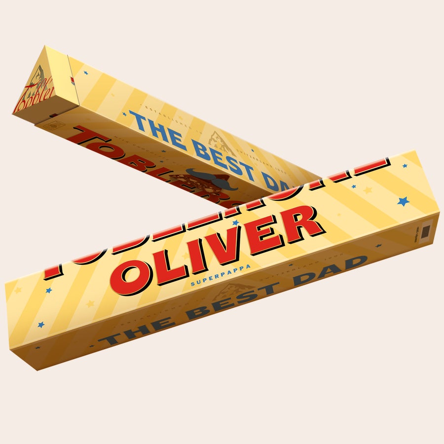 Personliga Toblerone - Farsdag En personaliserad Toblerone med namnet Oliver och texten Superpappa tryckt i fullfärg på omslaget.