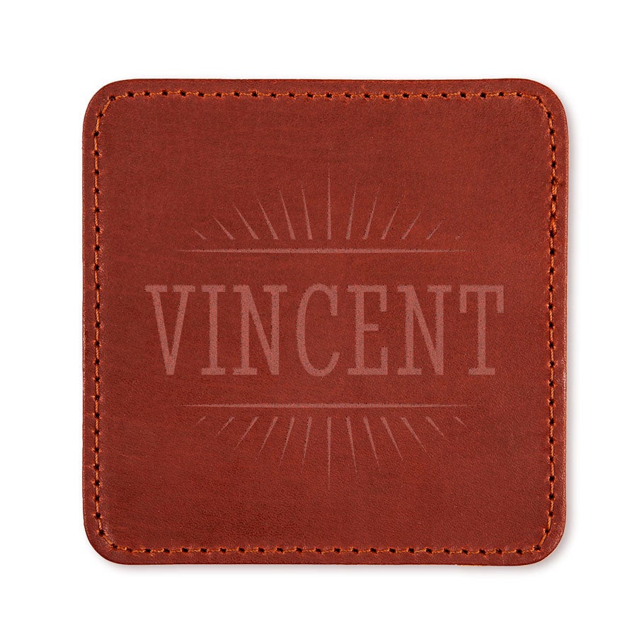 Sous-verre en cuir marron gravé avec le prénom Vincent personnalisable