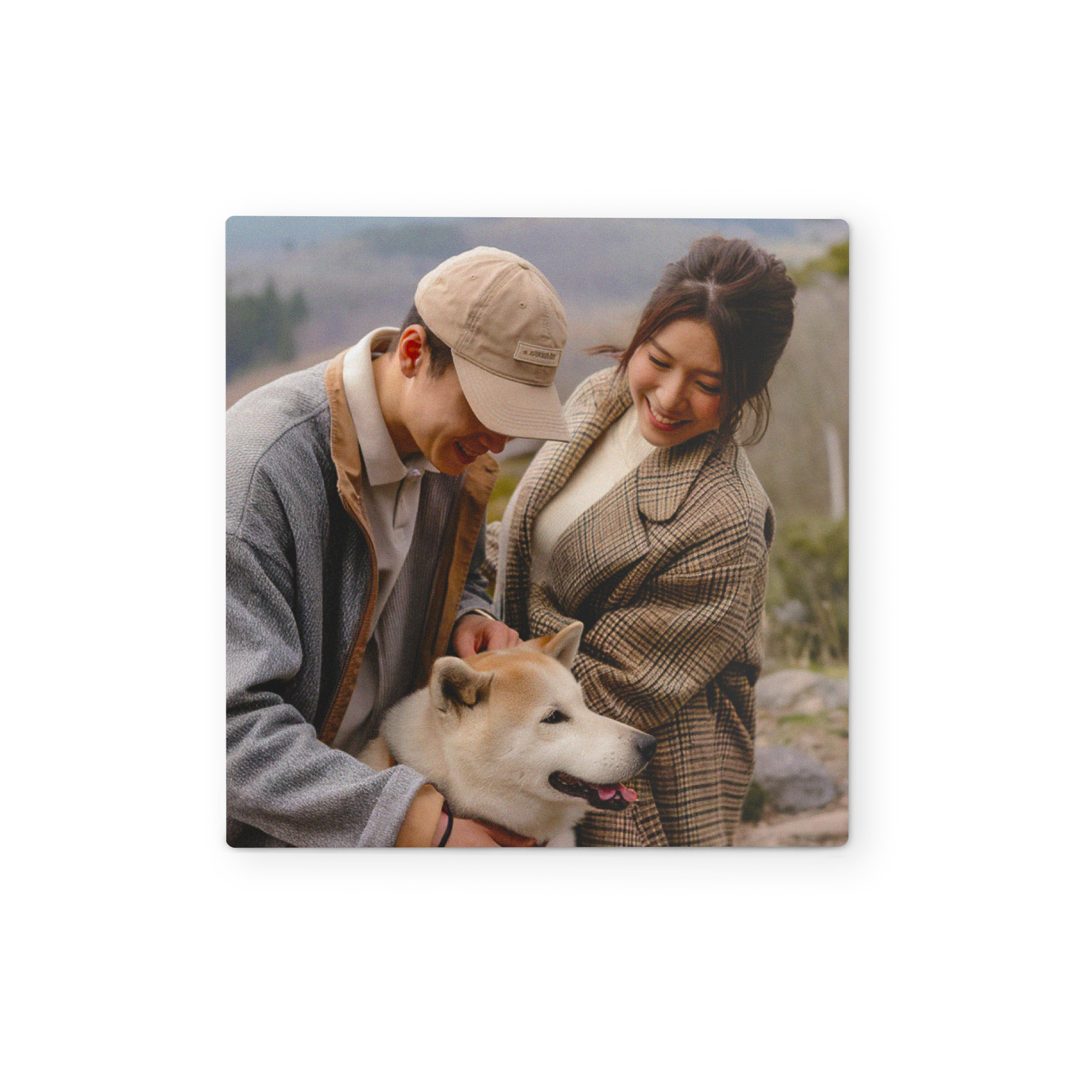 Een forex fototegel met een geprinte foto van een stel dat een hond aait voor aan de muur