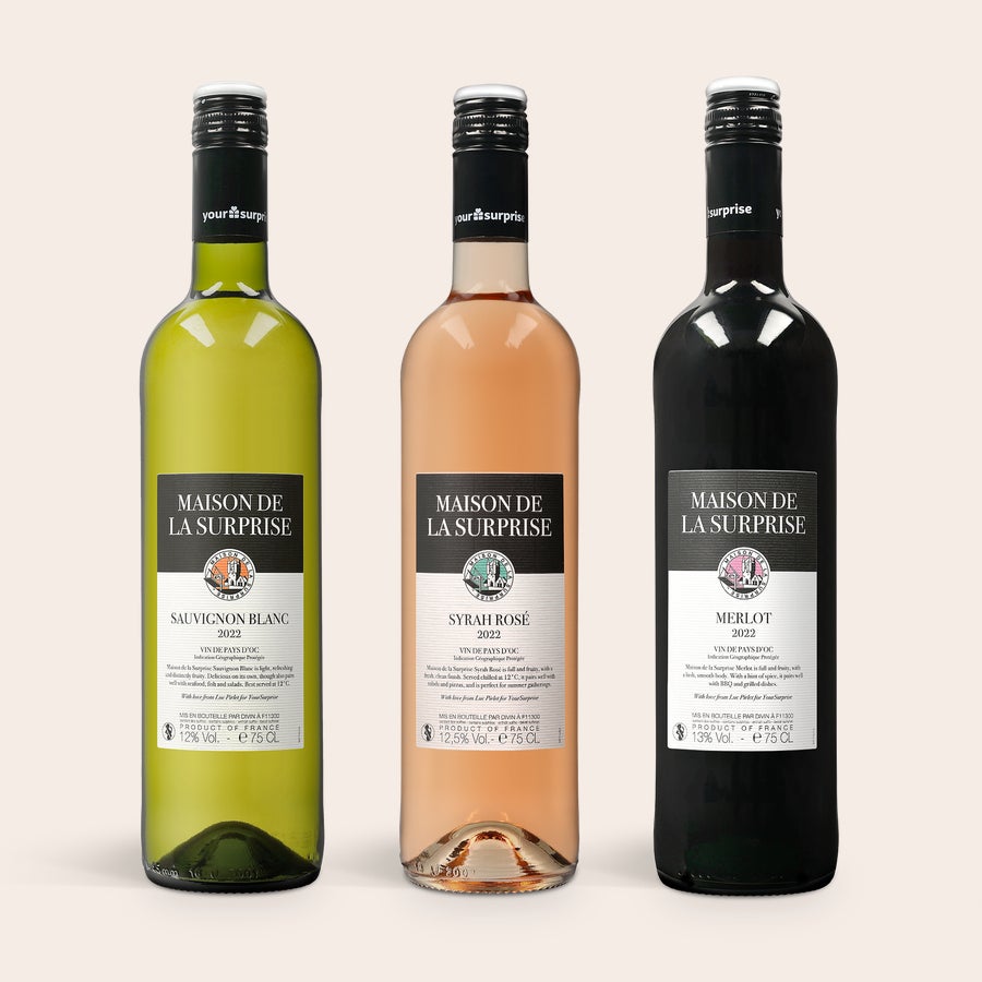 Maison de la Surprise bor csomag Három Maison de la Surprise borospalack sorakozik, melyek közül egy sauvignon blanc, egy syrah rosé és egy merlot.