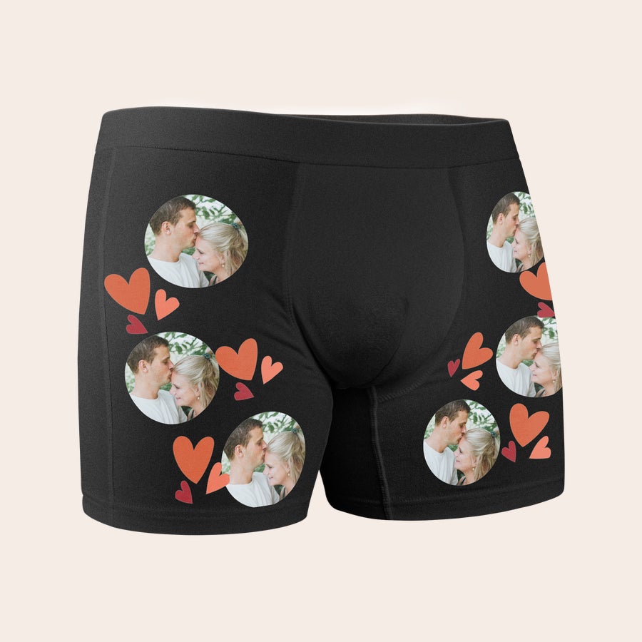 Boxerky s fotografií Černé boxerky personalizované s fotkou mileneckého páru a srdíčky, potištěné po celé ploše