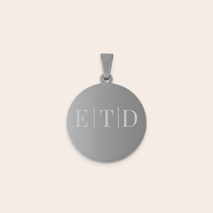 Ketting ronde hanger Zilverkleurige ronde hanger met de initialen E T D gegraveerd. Deze unieke zilverkleurige hanger met naam kan gepersonaliseerd worden.