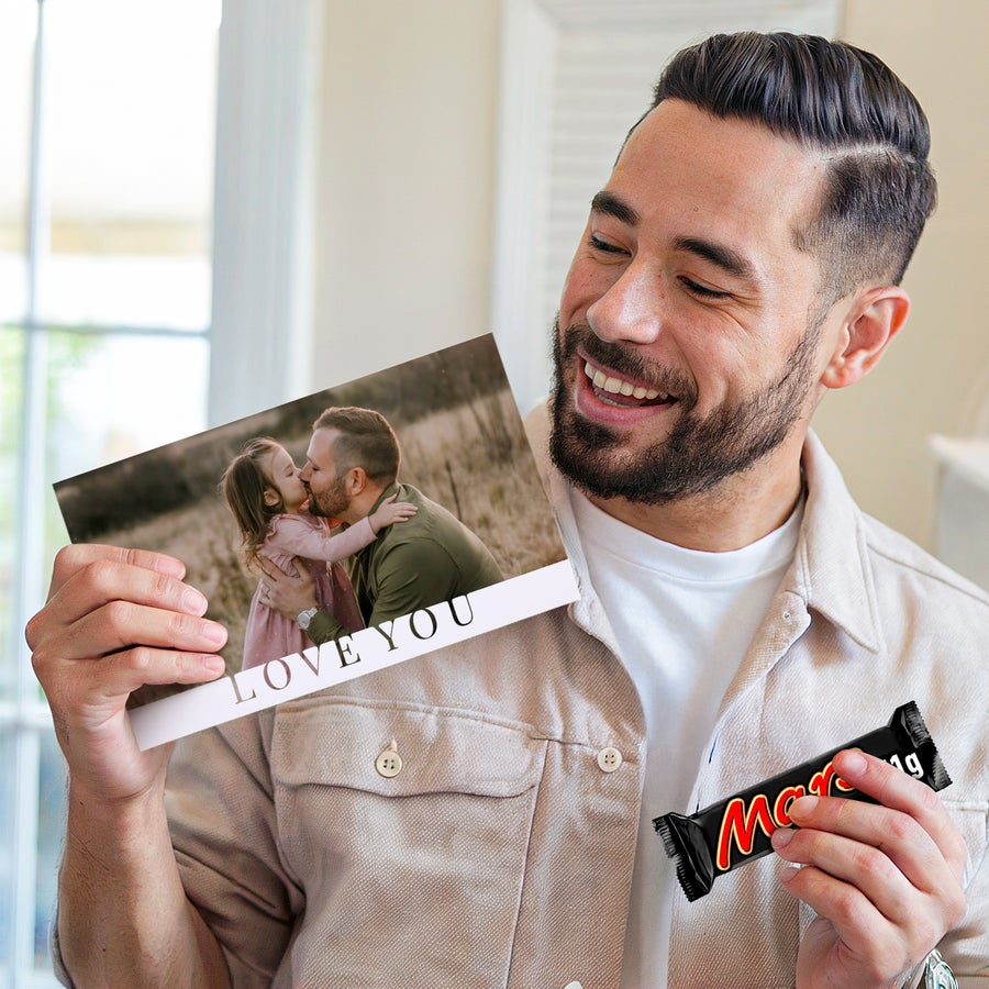 Confezione regalo personalizzata Marte Uomo sorridente con confezione regalo personalizzata Marte stampata con una foto e la scritta LOVE YOU