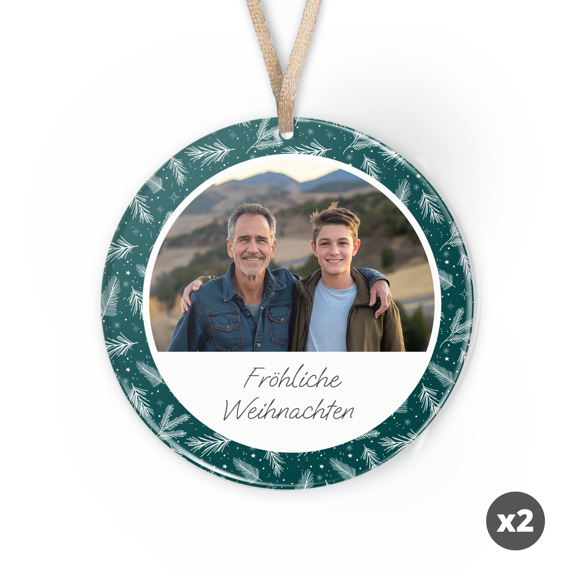Personalisiertes Weihnachtsornament aus Plexiglas mit Foto von Vater und Sohn und dem Text Fröhliche Weihnachten, bedruckt.