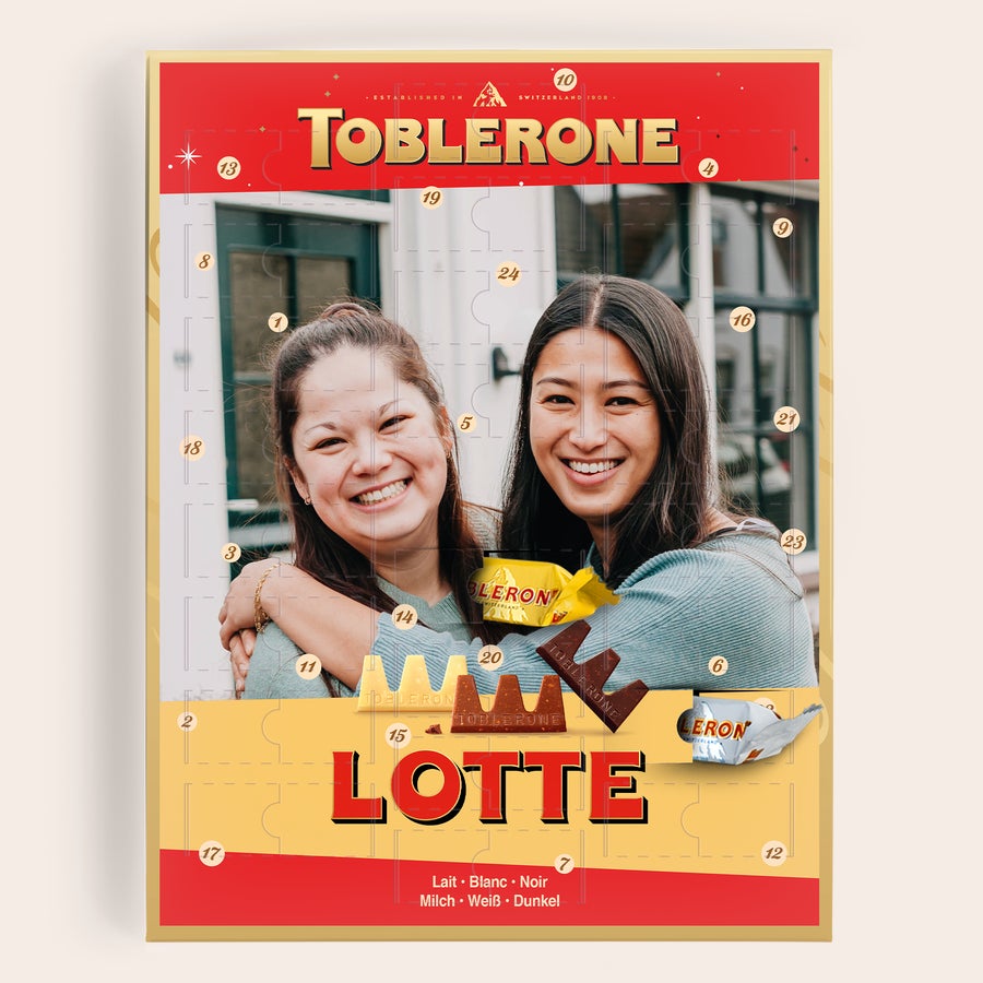 Toblerone adventskalender 2025 Persoonlijke Toblerone adventskalender met je eigen foto en naam Lotte erop, gedrukt op de kalender, om smullend af te tellen.