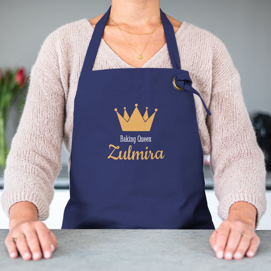 Avental Avental azul marinho com impressão de coroa dourada, o texto "Baking Queen" e o nome "Zulmira" personalizado, ideal para projetar seu próprio avental original da cozinha.