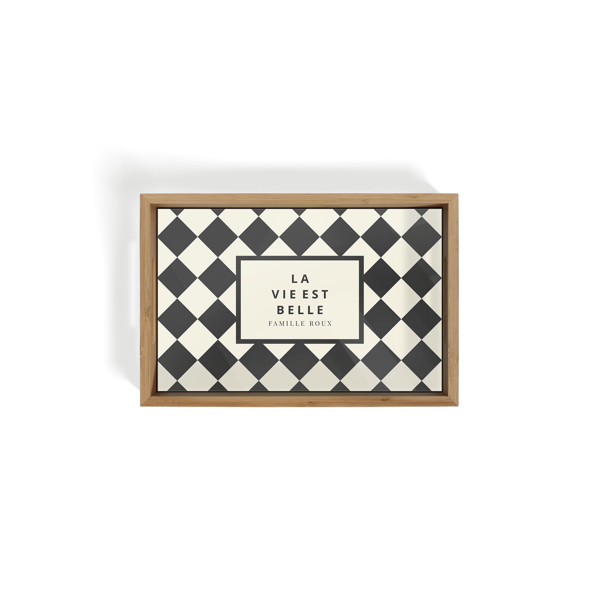 Plateau de service personnalisé M beige, motif à carreaux noir et blanc imprimé avec le texte "LA VIE EST BELLE FAMILLE ROUX".