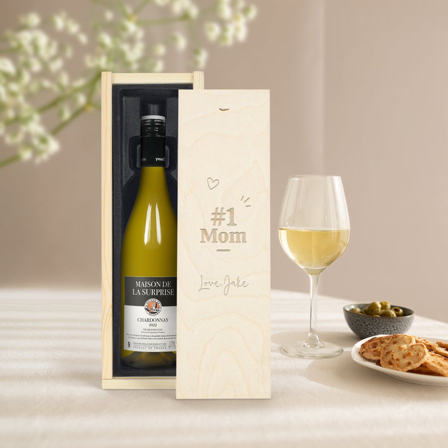 Maison de la Surprise Chardonnay s personalizovanou etiketou Fľaša Luc Pirlet Chardonnay v gravírovanej drevenej krabici s textom #1 Mom a Love Jake.