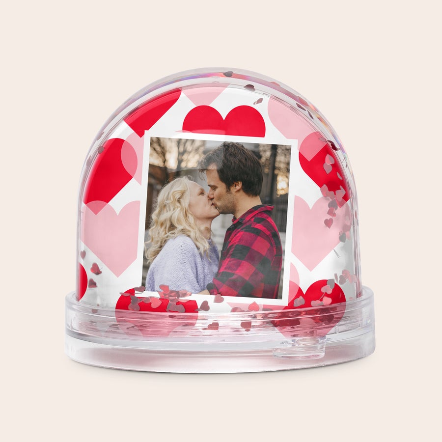 Glob de zăpadă Glob de zăpadă personalizat, umplut cu inimioare, cu o fotografie printată a unui cuplu.