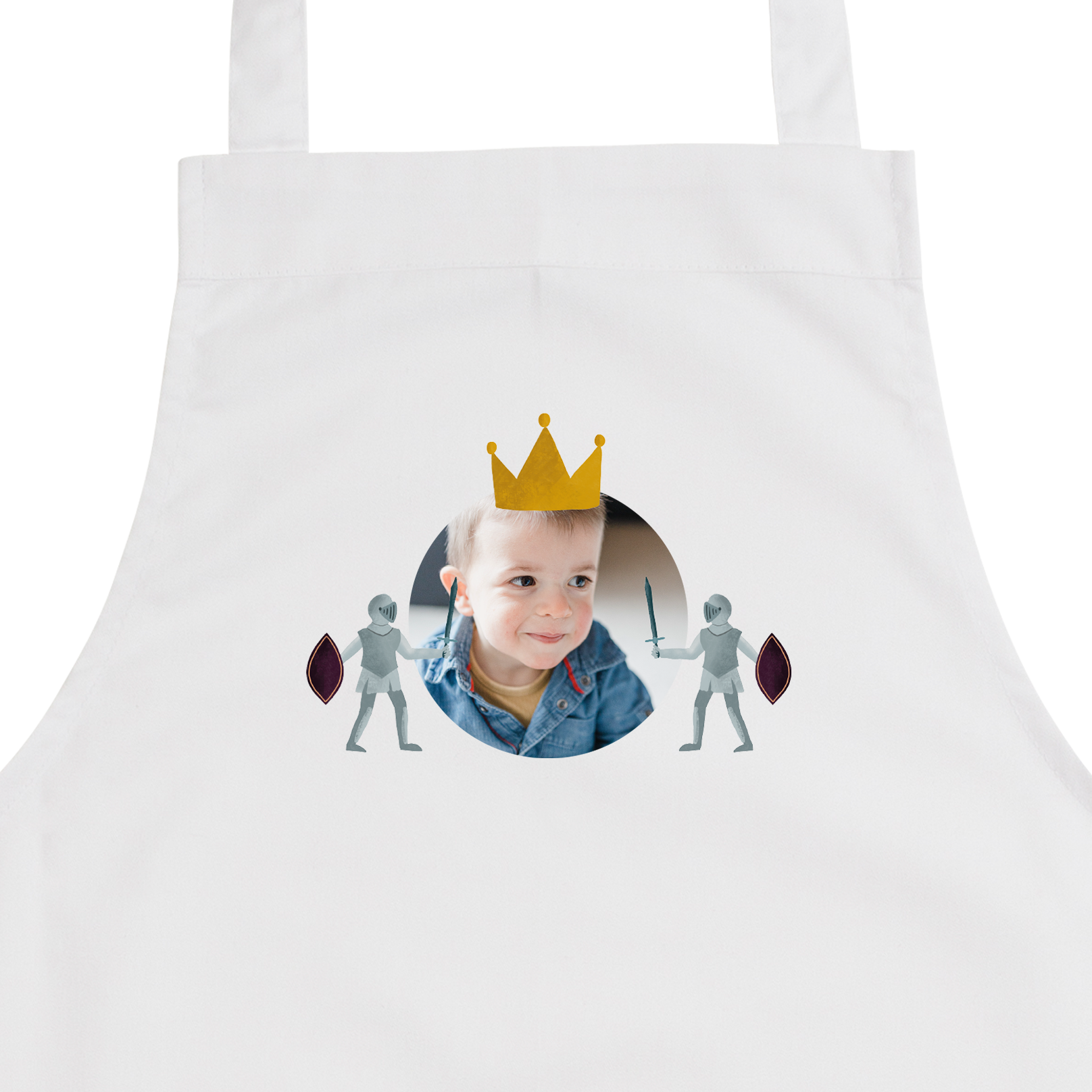 Hvidt personlig børneforklæde med foto af et barn med kongekrone og riddere printet på stoffet