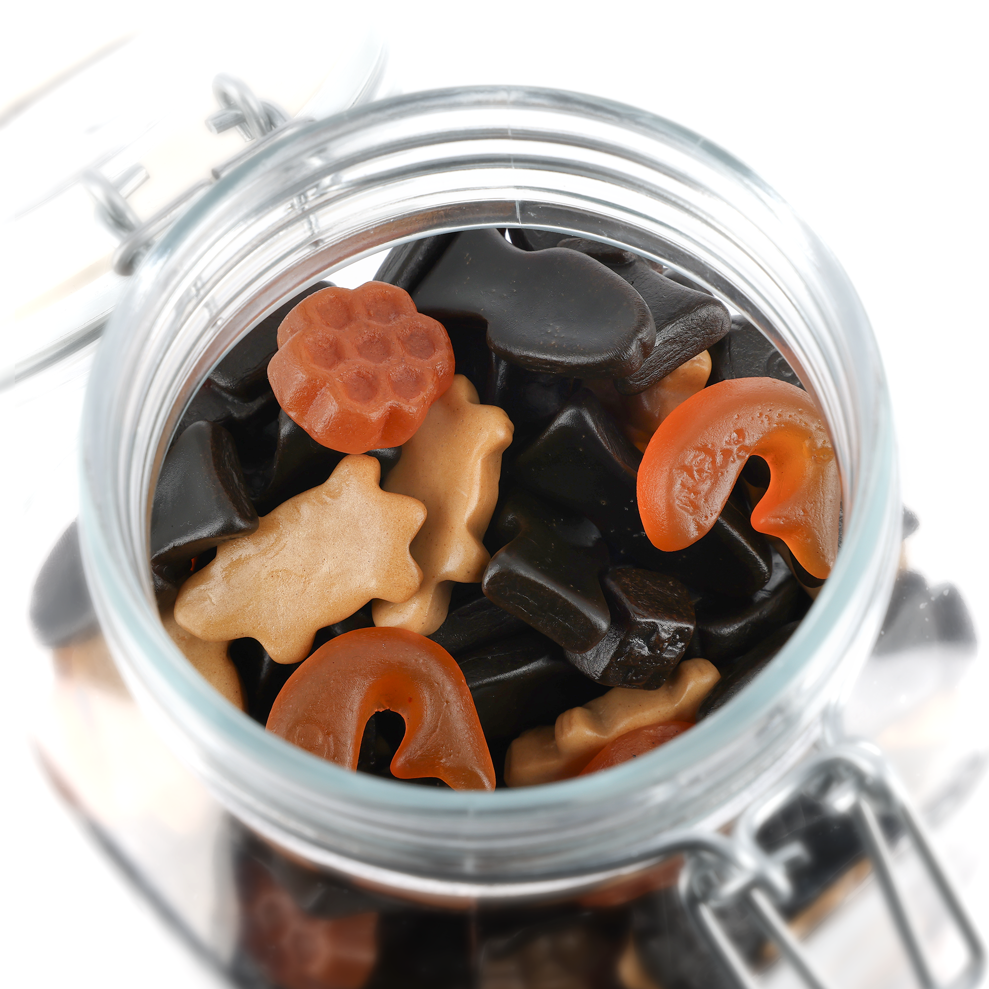 Primer plano de un tarro de dulces personalizado con mezcla de regaliz y tapa de cierre hermético, sin etiqueta personalizada.