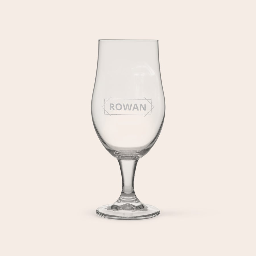 Pina colada glas graveren Gegraveerd Pina Colada glas met de naam Rowan in een ruit, een uniek glas voor je favoriete cocktail.