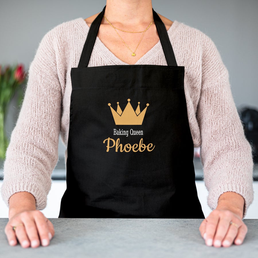 Personalizowany fartuch Czarny fartuch kuchenny z nadrukowaną złotą koroną i napisem "Baking Queen Phoebe"