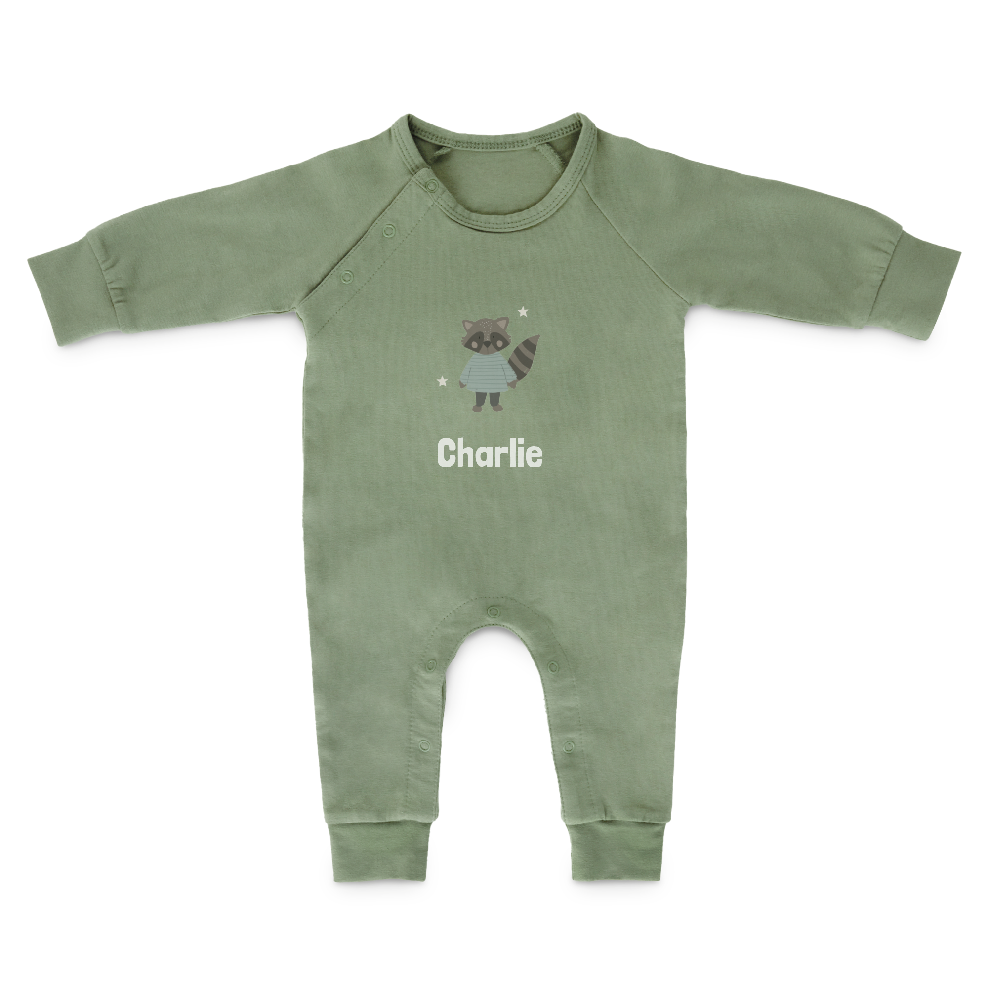 Grøn personlig playsuit med tryk af vaskebjørn, stjerner og navnet Charlie, der giver babyen mulighed for at stræk og spark med de buttede ben